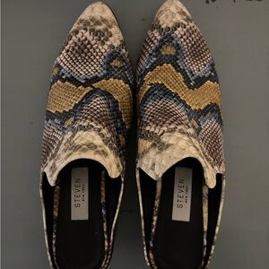 Like new Snake skin print Steven New York designer shoes
